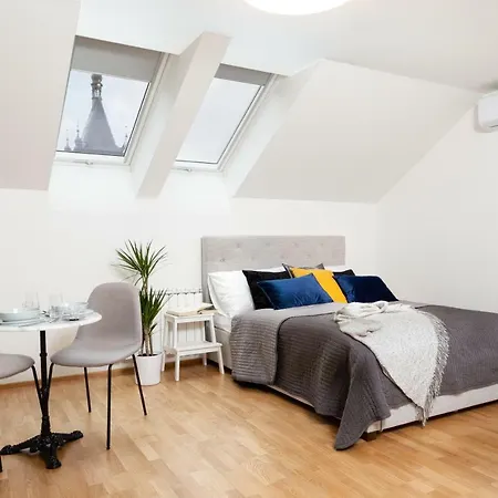 Cosy New Town Attic Studio Apartment *